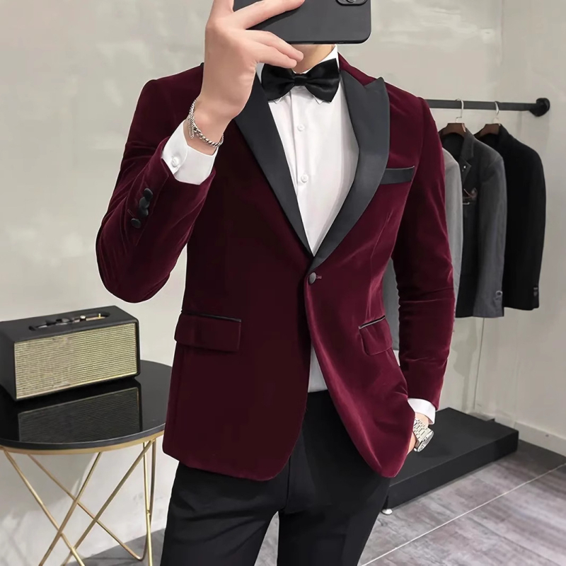 Vyriškas verslo stiliaus vestuvinis kostiumas su sagtimi, margintas aksominis vyno raudonumo raštas, su viena sagtimi.