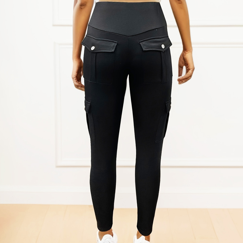 Ypač didelio dydžio moteriškos megztos kelnės aukštu juosmeniu, juodos, su aukštu elastiniu juosmeniu, laisvalaikio stiliaus. Didmeninė prekyba. Juodos, laisvalaikio stiliaus kelnės su kišenėmis.