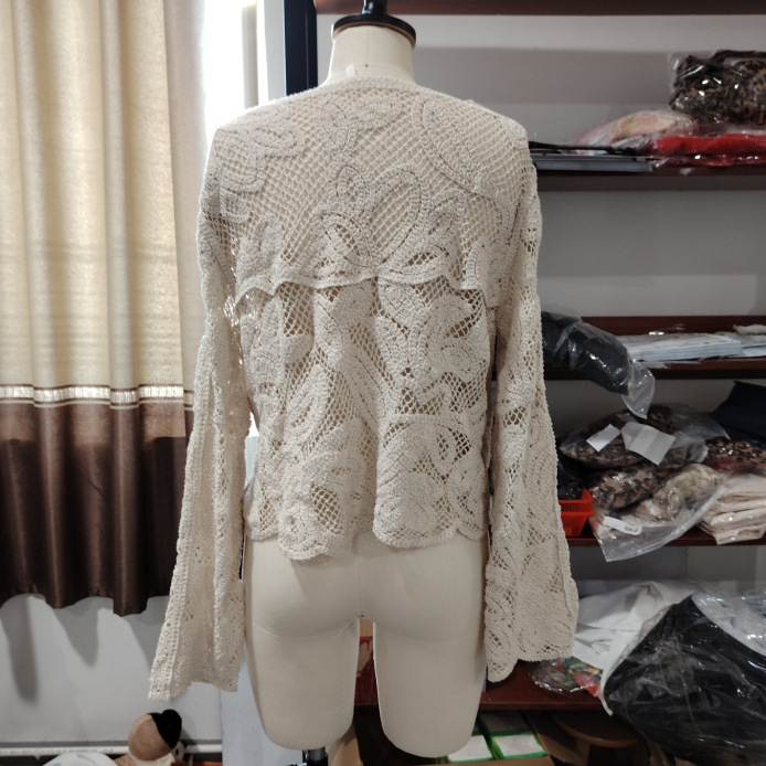 Európai és amerikai határokon átnyúló 2024-es divatos elegáns fehér csipke üreges ing vintage egysoros hosszú ujjú felső