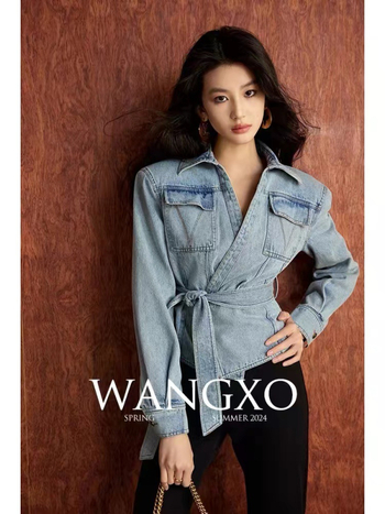 Τζιν σορτς με vintage, πλυμένο τελείωμα και διαγώνιο twill, με αφαιρούμενη ζώνη και ψηλόμεσο τζιν μπουφάν με δεσίματα.