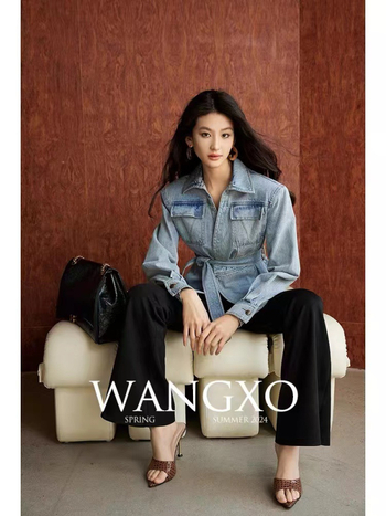 Τζιν σορτς με vintage, πλυμένο τελείωμα και διαγώνιο twill, με αφαιρούμενη ζώνη και ψηλόμεσο τζιν μπουφάν με δεσίματα.