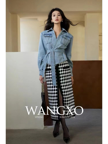 Τζιν σορτς με vintage, πλυμένο τελείωμα και διαγώνιο twill, με αφαιρούμενη ζώνη και ψηλόμεσο τζιν μπουφάν με δεσίματα.