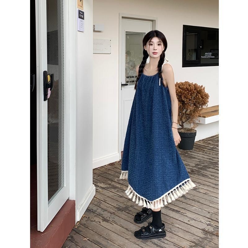 Játékos és élénk szegélyű, bojtos, felsőkategóriás, harisnyatartós női ruha, nyári fazonú, laza, karcsúsító, középhosszú szoknya