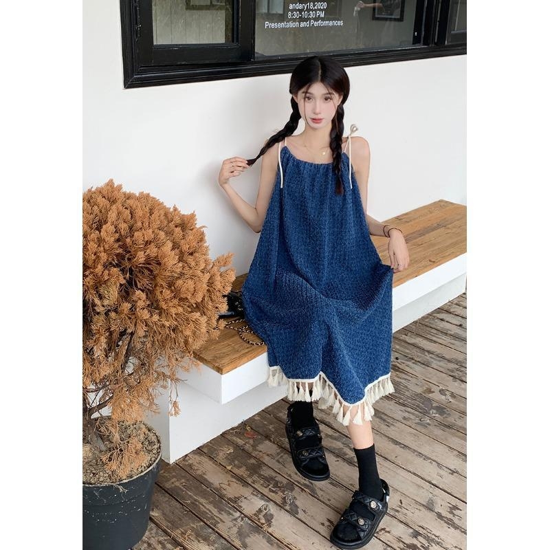 Játékos és élénk szegélyű, bojtos, felsőkategóriás, harisnyatartós női ruha, nyári fazonú, laza, karcsúsító, középhosszú szoknya