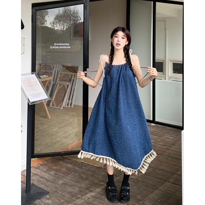 Játékos és élénk szegélyű, bojtos, felsőkategóriás, harisnyatartós női ruha, nyári fazonú, laza, karcsúsító, középhosszú szoknya