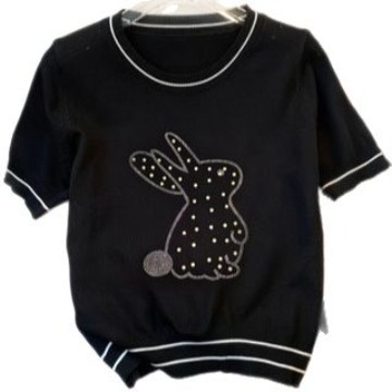 Fehér kötött rövid ujjú női póló, nyári fazon, normál váll, karcsúsított szabás, magas derekú rövid felső, lezser színblokkos dizájn