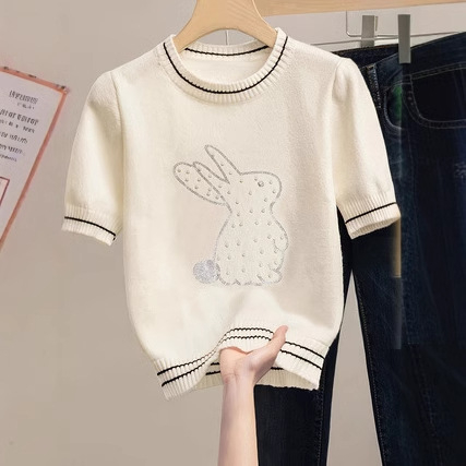 Fehér kötött rövid ujjú női póló, nyári fazon, normál váll, karcsúsított szabás, magas derekú rövid felső, lezser színblokkos dizájn