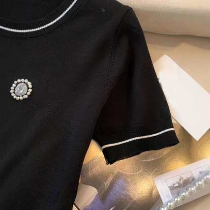 Fehér kötött rövid ujjú női póló, nyári fazon, normál váll, karcsúsított szabás, magas derekú rövid felső, lezser színblokkos dizájn