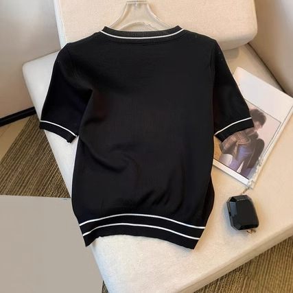 Fehér kötött rövid ujjú női póló, nyári fazon, normál váll, karcsúsított szabás, magas derekú rövid felső, lezser színblokkos dizájn