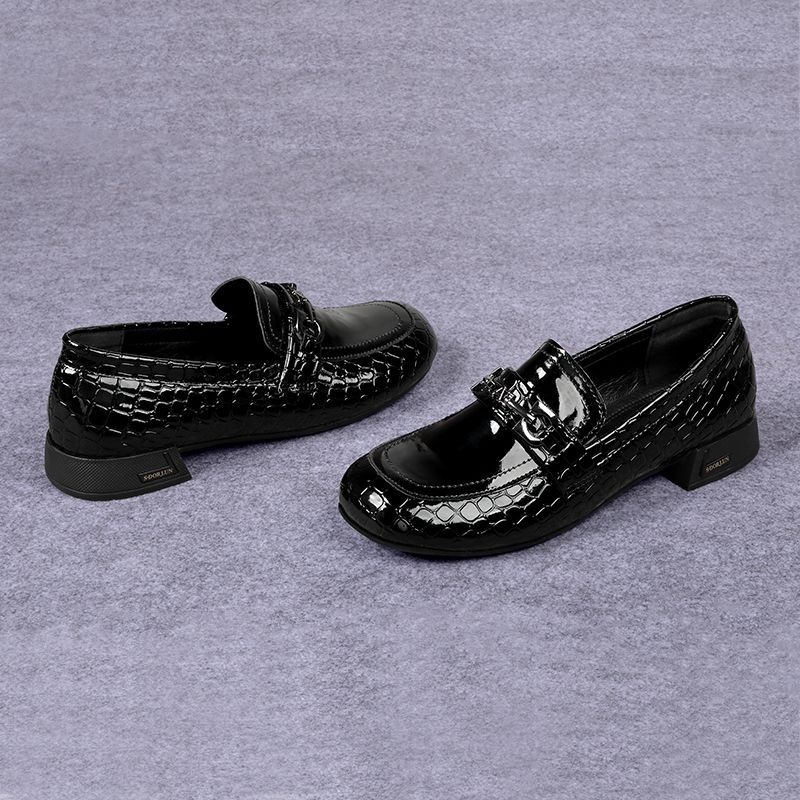 Európai állványos tavaszi új női cipők lakkbőr lapos kerek orrú sokoldalú egylábas viselet vastag sarok boldog cipő nőknek