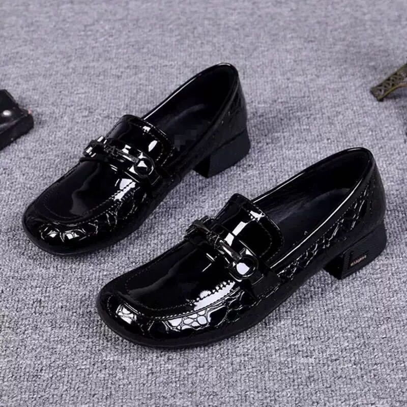 Európai állványos tavaszi új női cipők lakkbőr lapos kerek orrú sokoldalú egylábas viselet vastag sarok boldog cipő nőknek