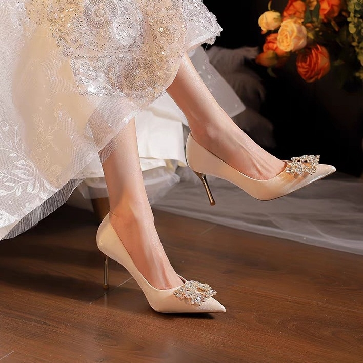 Νέα νυφικά παπούτσια 2023 με μυτερό στρας, ψηλοτάκουνα, τακούνι στιλέτο, άνετα, νυφικά παπούτσια Xiuhe, νυφικά παπούτσια για παράνυμφους