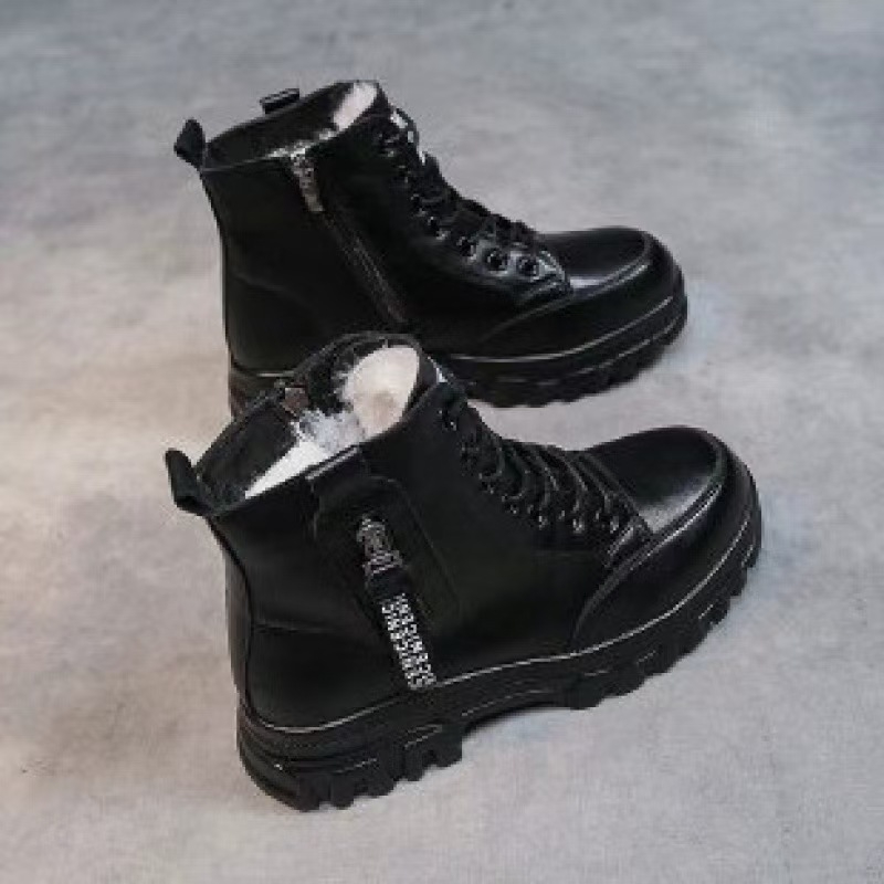 Internete išgarsėję moteriški 2024 m. rudens ir žiemos „Martins Boots“ batai – maži storapadžiai medvilniniai bateliai su vilnos pamušalu, britiško stiliaus.