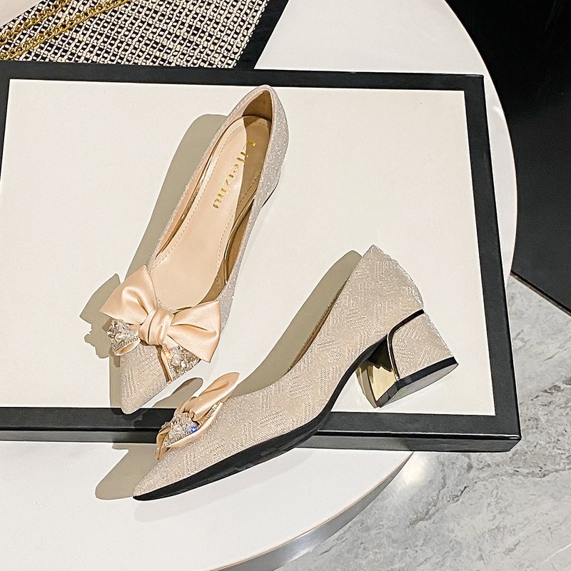 Francia magassarkú, vastag sarkú, hegyes sarkú, szoknyás női cipők 2024 új tavaszi és őszi temperamentum plus size női cipők 41-43