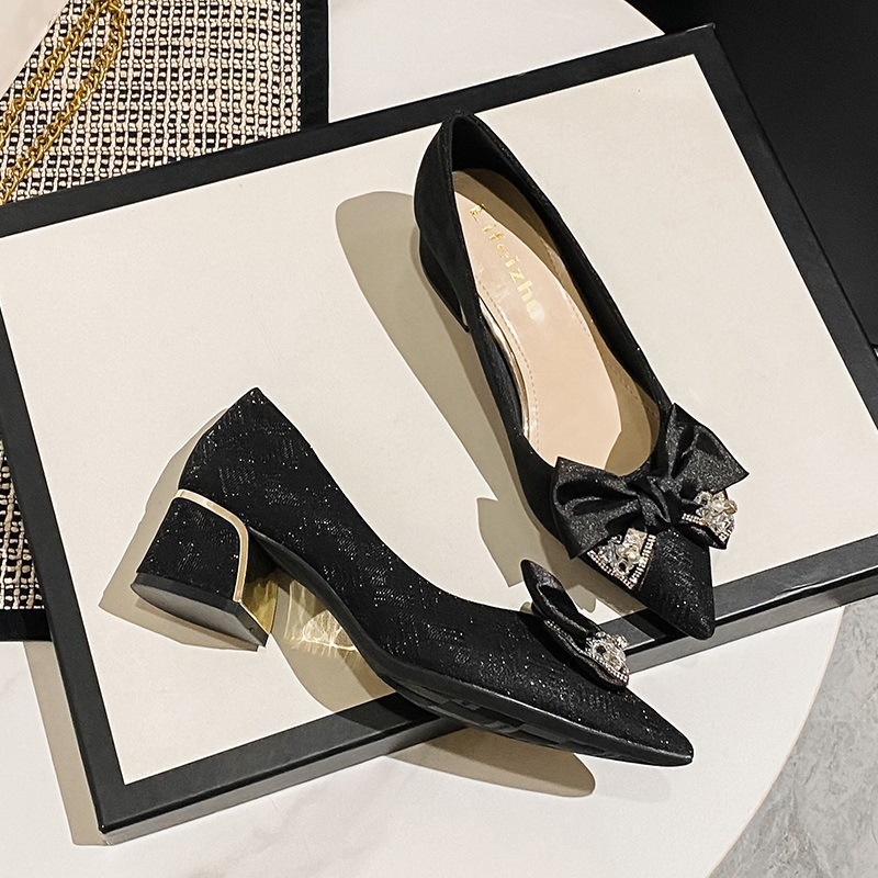 Francia magassarkú, vastag sarkú, hegyes sarkú, szoknyás női cipők 2024 új tavaszi és őszi temperamentum plus size női cipők 41-43