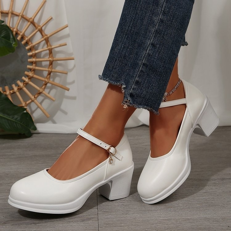 Μοντέρνα παπούτσια Mary Jane με μεσαίο τακούνι και αγκράφα, σε διασυνοριακό μέγεθος, σε νέο μονόχρωμο χρώμα, σε απόθεμα, χονδρικής.