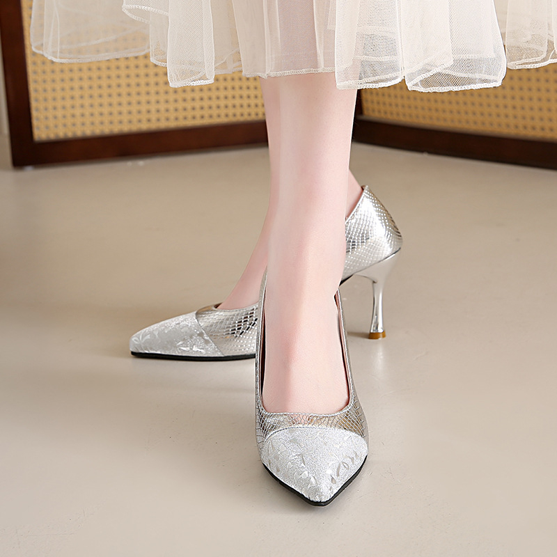 Διασημότητες στο Διαδίκτυο που ράβουν σέξι σανδάλια Baotou με άδειο τακούνι 2023 Νέο στυλ κομψά γυναικεία παπούτσια μόδας σανδάλια