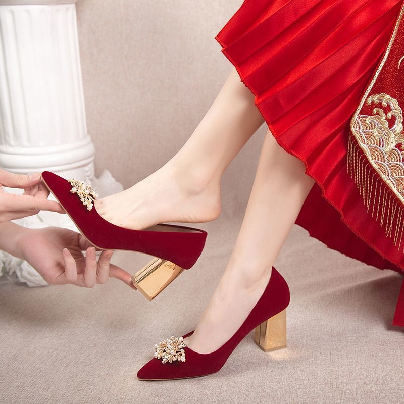 Νυφικά παπούτσια Jinbukang Xiuhe Bride Άνοιξη και Φθινόπωρο Νέα νυφικά παπούτσια με χοντρά τακούνια σε κόκκινο χρώμα, γυναικεία νυφικά με ψηλοτάκουνα πέδιλα και toast banquet