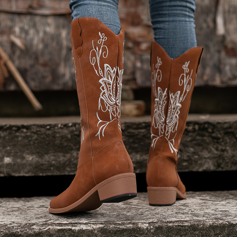 Europietiški ir amerikietiški plius dydžio aulinukai sandėlyje, siuvinėti užsienio prekėmis, ilgi aulinukai, siuvinėti storu kulnu, 2023 m. rudens ir žiemos aulinukai. Nauji, siuvinėti, ilgi „Riter“ stiliaus aulinukai su storu kulnu.