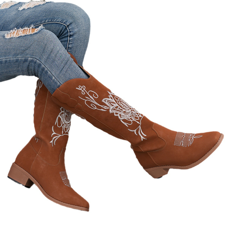 Europietiški ir amerikietiški plius dydžio aulinukai sandėlyje, siuvinėti užsienio prekėmis, ilgi aulinukai, siuvinėti storu kulnu, 2023 m. rudens ir žiemos aulinukai. Nauji, siuvinėti, ilgi „Riter“ stiliaus aulinukai su storu kulnu.