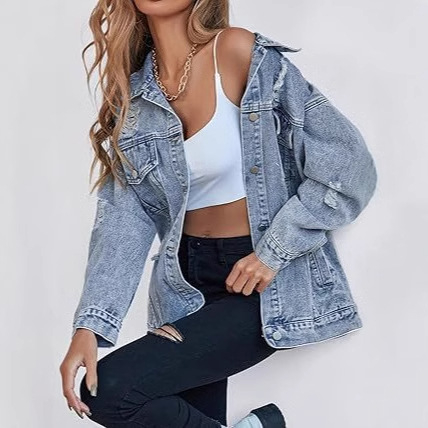 Nauja, per sieną parduodama „Amazon TEMU“ moteriška per didelė džinsinė striukė, plėšyta, suplėšyta džinsinė striukė ir paltas.