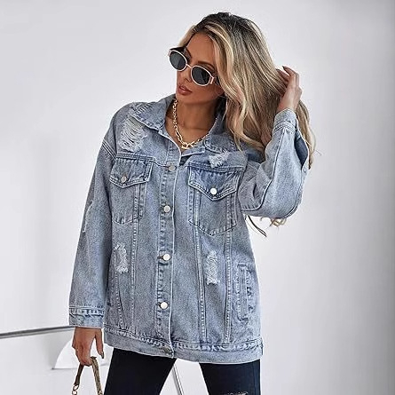 Nauja, per sieną parduodama „Amazon TEMU“ moteriška per didelė džinsinė striukė, plėšyta, suplėšyta džinsinė striukė ir paltas.