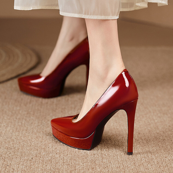 Υψηλής ποιότητας κόκκινα γαμήλια παπούτσια 2024 Νέο γαλλικό μοντέλο Cheongsam με ψηλοτάκουνα γυναικεία νύφη Xiuhe κοστούμι τοστ παπούτσια