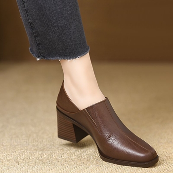 Κομψά ψηλοτάκουνα παπούτσια μονής στρώσης γυναικών 2025 Άνοιξη και Φθινόπωρο 2025, νέα, επαγγελματικά μικρά δερμάτινα παπούτσια από μαλακό δέρμα με χοντρό τακούνι και τετράγωνη μύτη.