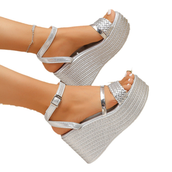 Külkereskedelmi plus size ékszíjas szandál női 2024 új divatos egykarakteres csattal ellátott platform magas sarkú, határokon átnyúló szandál