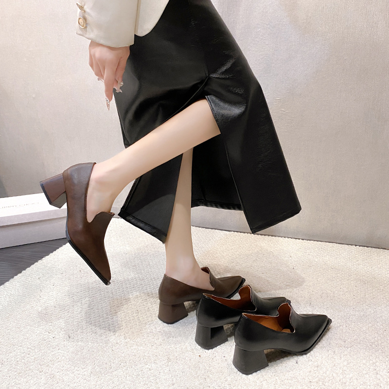 2025 új fekete ingázó kényelmes bőr cipő női puha bőr magassarkú hegyes vastag sarkú cipő vintage magassarkú őszi