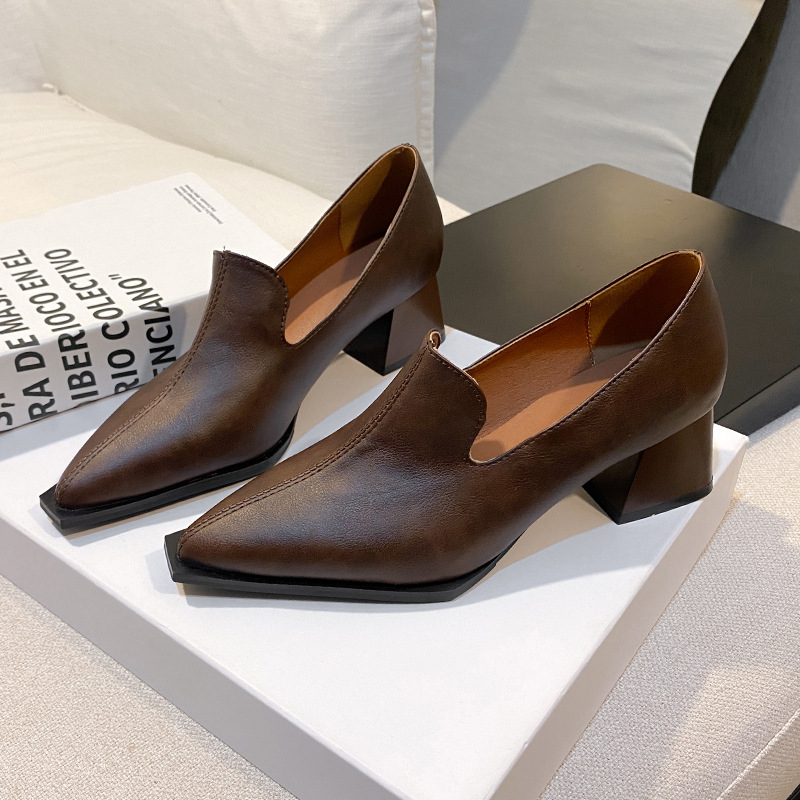 2025 új fekete ingázó kényelmes bőr cipő női puha bőr magassarkú hegyes vastag sarkú cipő vintage magassarkú őszi