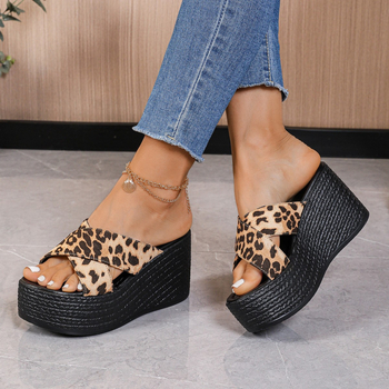 Užsienio prekybos plius dydžio pleišto formos šlepetės moterims 2025 m. vasaros naujos europietiškos ir amerikietiškos leopardo kryžminio diržo aukštakulniai mados šlepetės moterims