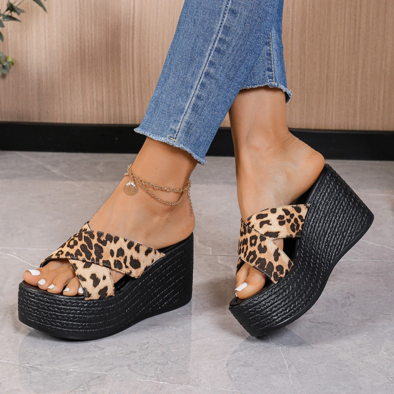 Užsienio prekybos plius dydžio pleišto formos šlepetės moterims 2025 m. vasaros naujos europietiškos ir amerikietiškos leopardo kryžminio diržo aukštakulniai mados šlepetės moterims