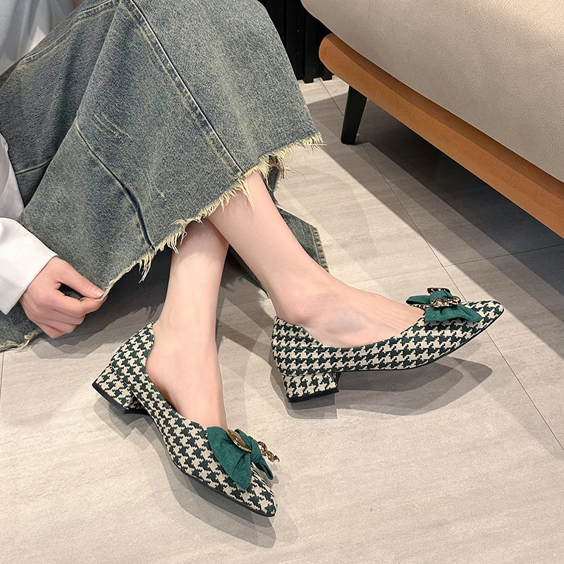 Női cipők, széles lábfejű, pufók, új, hegyes, sekély, masni, vastag sarok, mindenhez illő, bebújós cipő, Chanel stílusú, kockás mintás