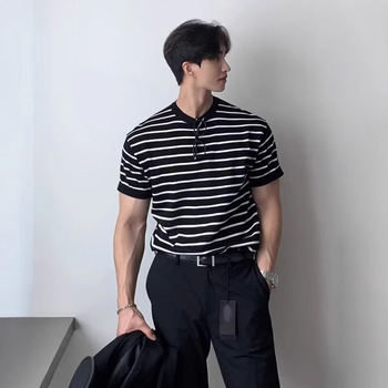 Vékony csíkos rövid ujjú férfi póló, koreai stílusú, lezser, kényelmes, lélegző, kerek nyakú, félujjas felső