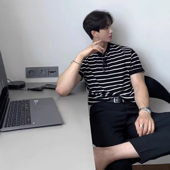 Vékony csíkos rövid ujjú férfi póló, koreai stílusú, lezser, kényelmes, lélegző, kerek nyakú, félujjas felső