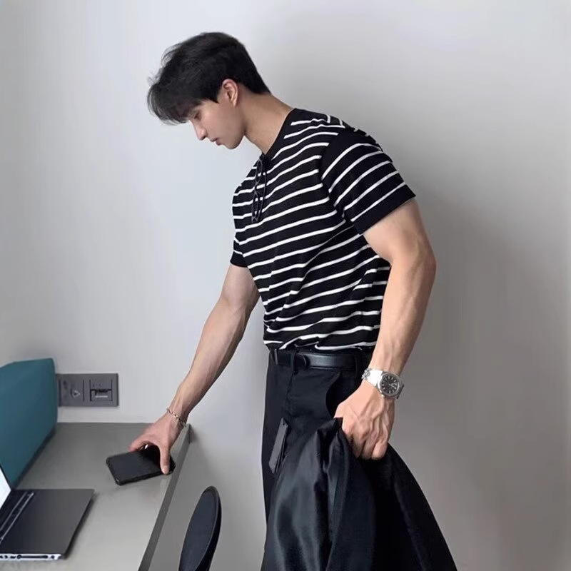 Vékony csíkos rövid ujjú férfi póló, koreai stílusú, lezser, kényelmes, lélegző, kerek nyakú, félujjas felső