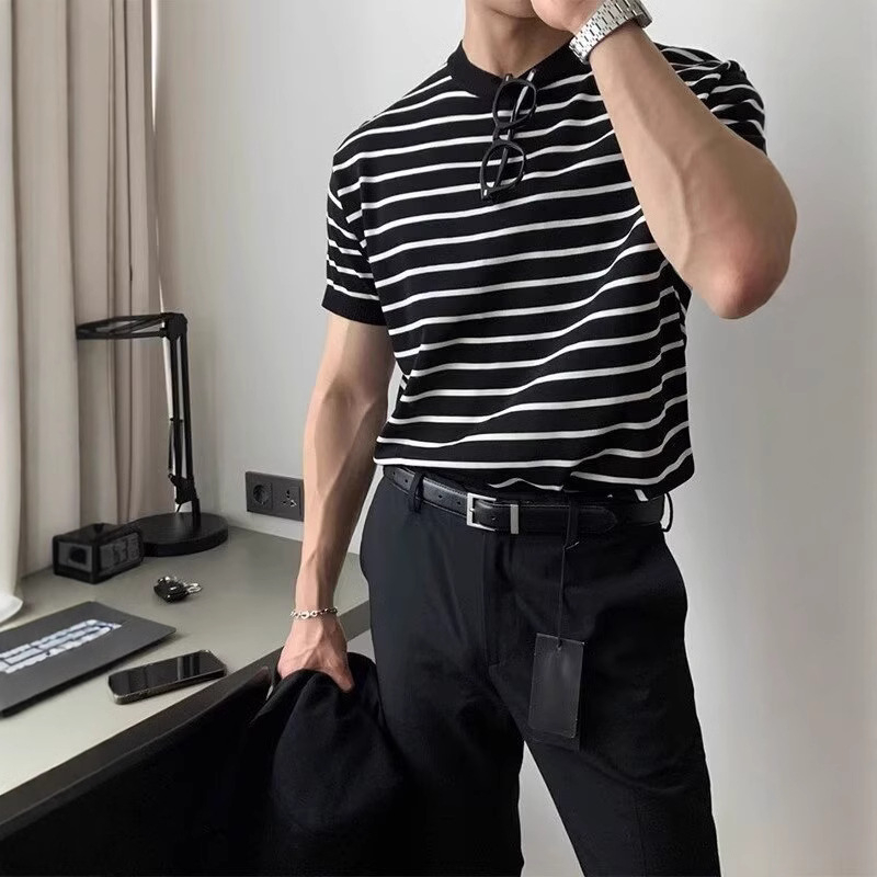 Vékony csíkos rövid ujjú férfi póló, koreai stílusú, lezser, kényelmes, lélegző, kerek nyakú, félujjas felső