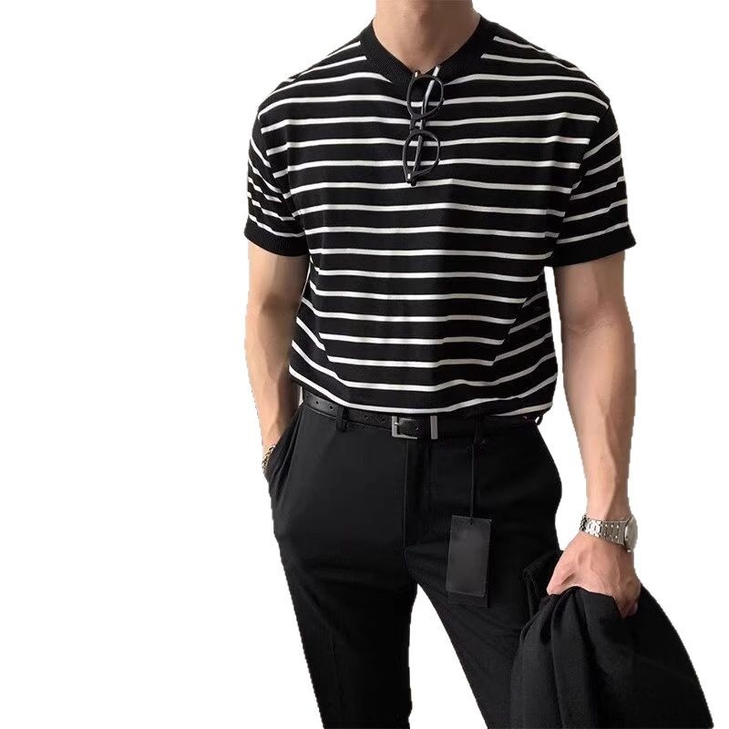 Vékony csíkos rövid ujjú férfi póló, koreai stílusú, lezser, kényelmes, lélegző, kerek nyakú, félujjas felső