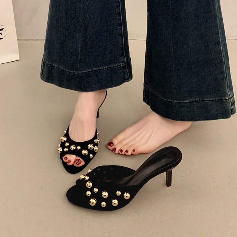 Külkereskedelmi plus size temperamentumos tűsarkú szegecselt magassarkú 2025-ös határokon átnyúló új szexi külső viselet francia szandálok és papucsok