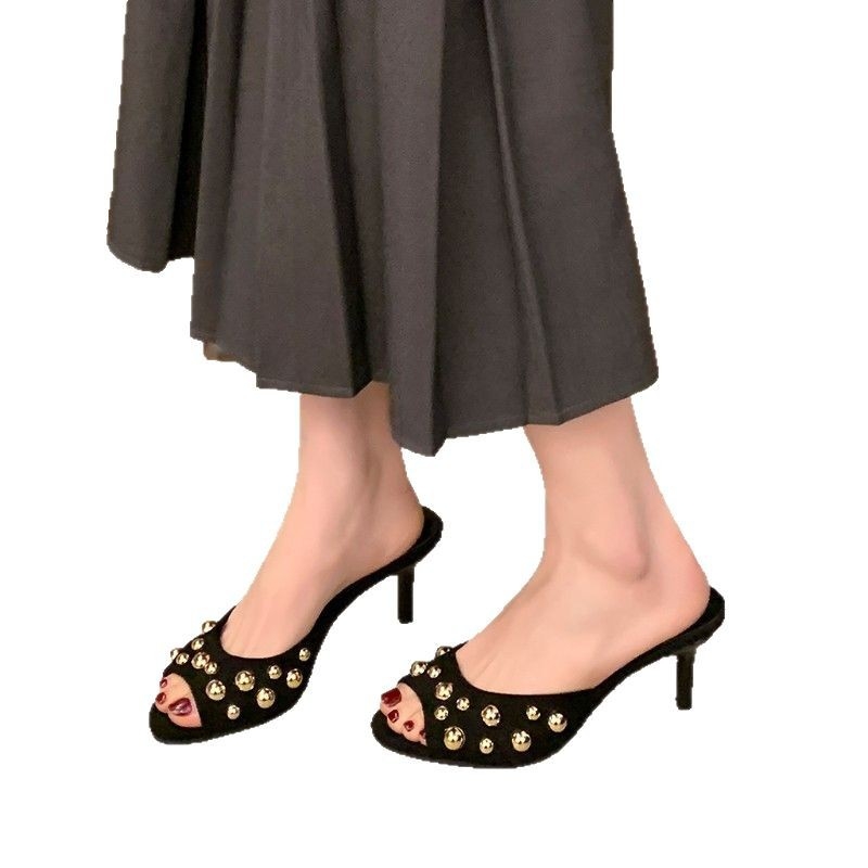 Külkereskedelmi plus size temperamentumos tűsarkú szegecselt magassarkú 2025-ös határokon átnyúló új szexi külső viselet francia szandálok és papucsok