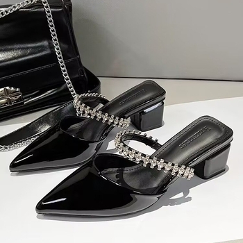 Nuogas, fėjos stiliaus lakuotos odos smailios šlepetės 2025 m. pavasario ir vasaros nauji moteriški viršutiniai drabužiai prancūziški elegantiški basutės storais kulnais