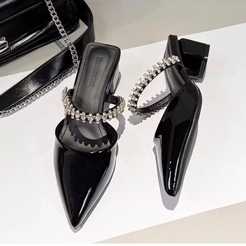 Nuogas, fėjos stiliaus lakuotos odos smailios šlepetės 2025 m. pavasario ir vasaros nauji moteriški viršutiniai drabužiai prancūziški elegantiški basutės storais kulnais