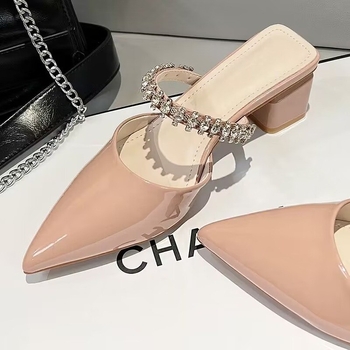 Nuogas, fėjos stiliaus lakuotos odos smailios šlepetės 2025 m. pavasario ir vasaros nauji moteriški viršutiniai drabužiai prancūziški elegantiški basutės storais kulnais