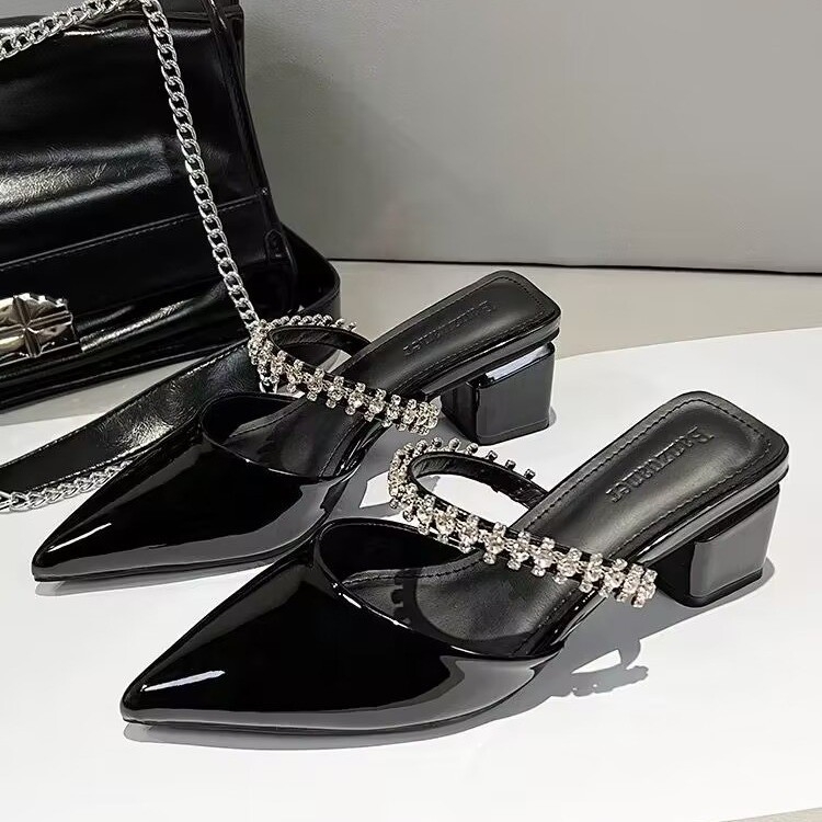 Nuogas, fėjos stiliaus lakuotos odos smailios šlepetės 2025 m. pavasario ir vasaros nauji moteriški viršutiniai drabužiai prancūziški elegantiški basutės storais kulnais