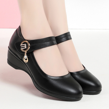 2024 új anya cipő puha talpú női tavaszi kényelmes lélegző egyrétegű cipő tépőzáras középkorú éksarkú lélegző bőr cipő