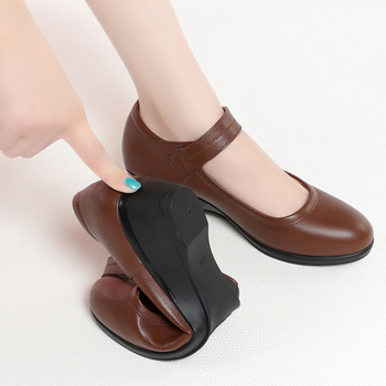 2024 új anya cipő puha talpú női tavaszi kényelmes lélegző egyrétegű cipő tépőzáras középkorú éksarkú lélegző bőr cipő