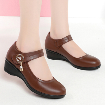 2024 új anya cipő puha talpú női tavaszi kényelmes lélegző egyrétegű cipő tépőzáras középkorú éksarkú lélegző bőr cipő