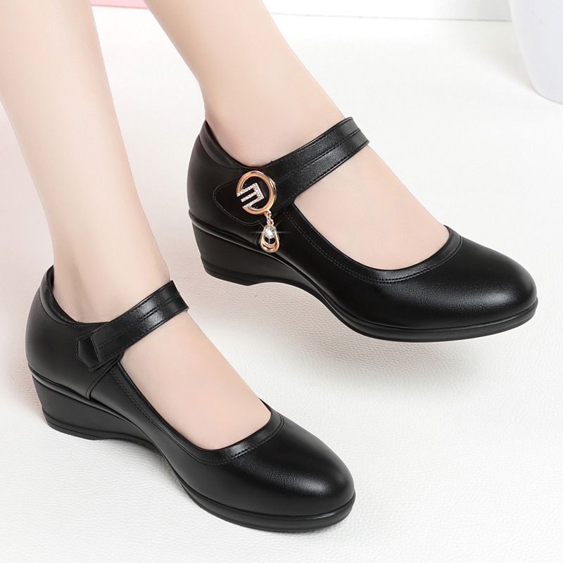 2024 új anya cipő puha talpú női tavaszi kényelmes lélegző egyrétegű cipő tépőzáras középkorú éksarkú lélegző bőr cipő