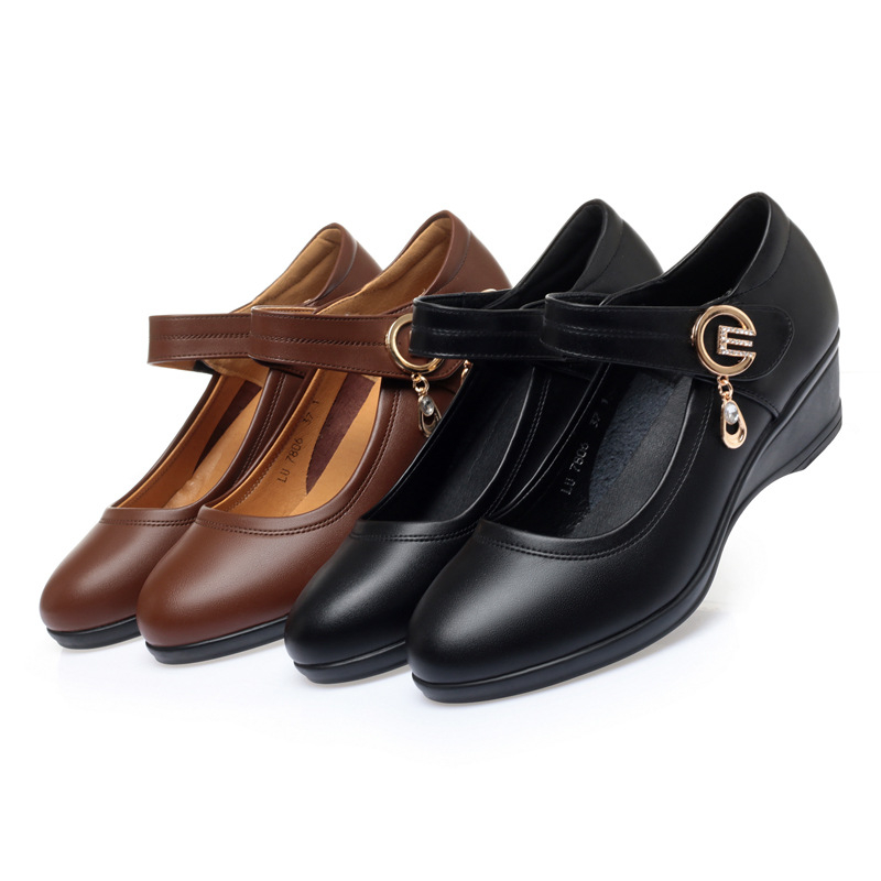 2024 új anya cipő puha talpú női tavaszi kényelmes lélegző egyrétegű cipő tépőzáras középkorú éksarkú lélegző bőr cipő